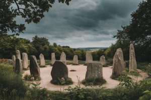 Les menhirs de Bretagne : découvrez ces géants de pierre et leurs mystères