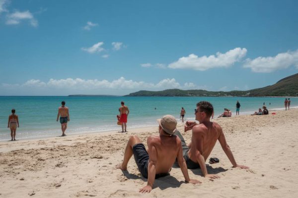 Journée détente sur la plage Port-Louis entre sable doré et vues sur la rade